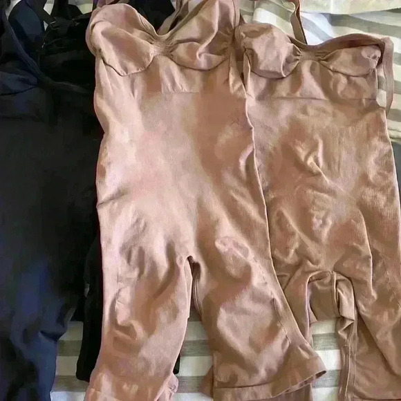 SKIMS- NWOB Sculpting Seamless Mid Thigh Bodysuit Color- Sienna - Picture 3 of 8